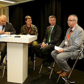 Directeur Peter Poortinga en de Vlaamse landbouwjournalist Jacques van Outryve waren de andere tafelgasten.