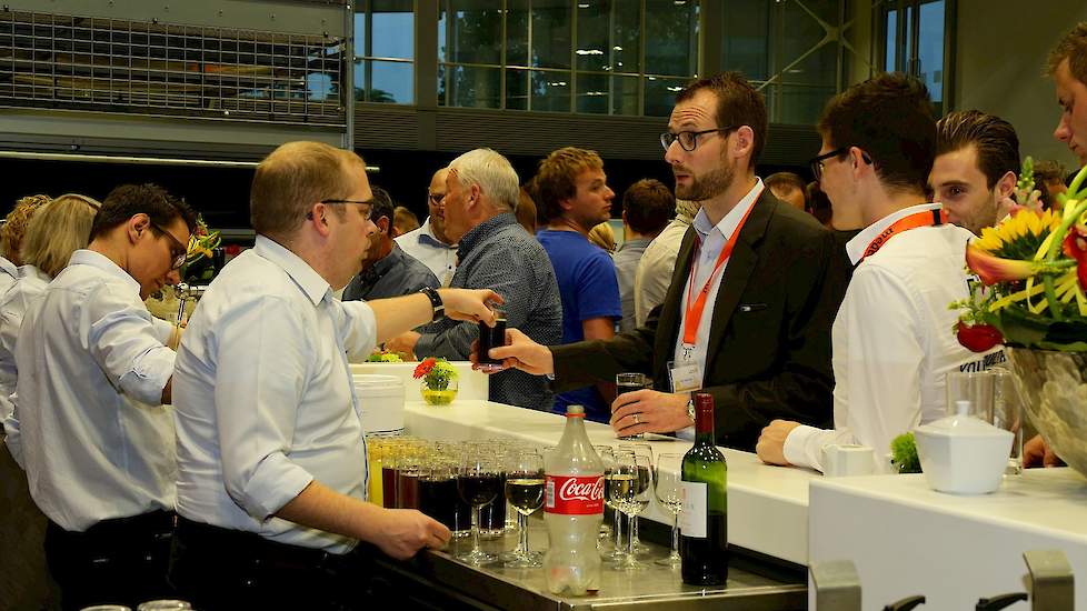 Na afloop van het avondprogramma dronken nog veel bezoekers een drankje en praatten gezellig bij.