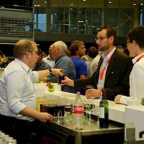 Na afloop van het avondprogramma dronken nog veel bezoekers een drankje en praatten gezellig bij.