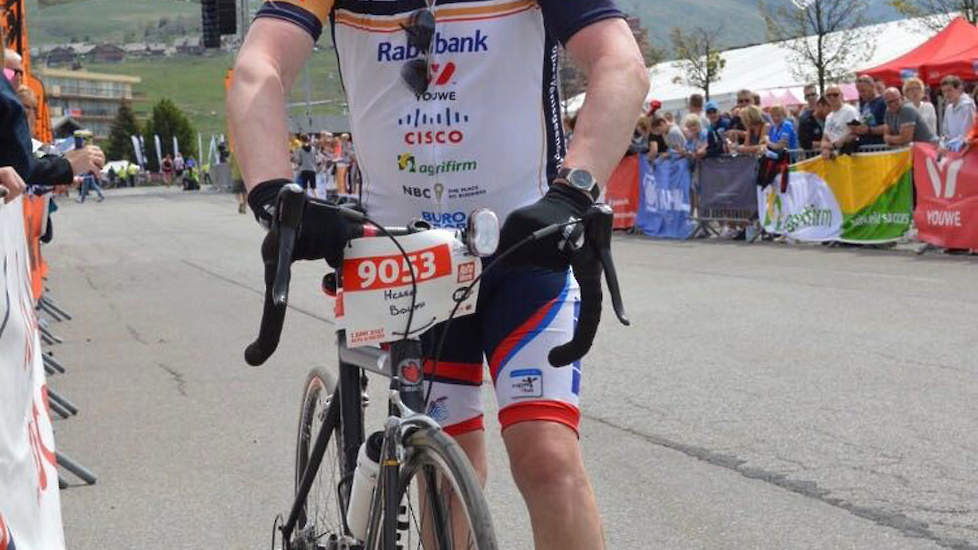 Hessel Bouwma, ex-vleeskuikenhouder uit Friesland en bijna 77 jaar, is de oudste BIG Challenger van dit jaar. Hessel fietste in 2015 met een gewone fiets de berg op. Dit jaar met een racefiets. "Dat gaat toch wat gemakkelijker. Het is echt genieten hier;