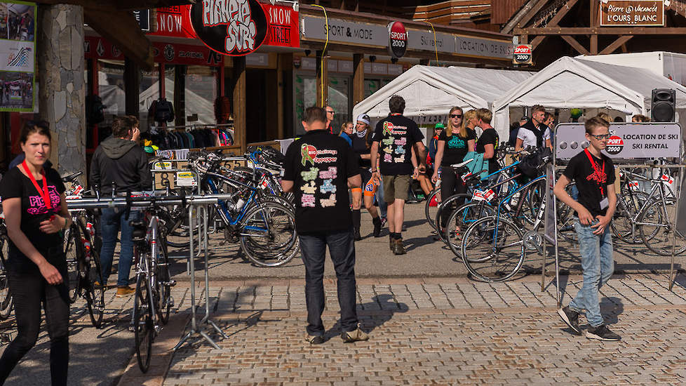 Bij het oppeppunt van BIG Challenge, bovenop de Alpe d'Huez, pakken vrijwilligers de fiets aan en krijgen de deelnemers een warm deken, eten en drinken voordat ze aan de volgende afdaling beginnen.