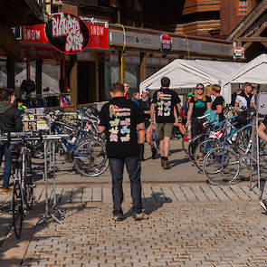 Bij het oppeppunt van BIG Challenge, bovenop de Alpe d'Huez, pakken vrijwilligers de fiets aan en krijgen de deelnemers een warm deken, eten en drinken voordat ze aan de volgende afdaling beginnen.