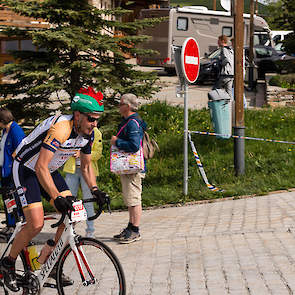 Vleeskuikenhouder Niek van der Cruijsen uit Erp: "De Alpe d'HuZes is bijzonder om mee te maken. En zeker met BIG Challenge als agrariërs onder elkaar." Als fervent mountainbiker was hij in een uur en 20 minuten boven, een snelle tijd. Om 17:30 uur was hij