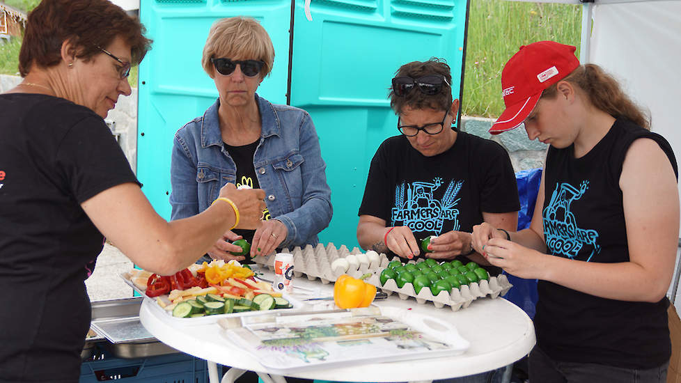 Vrijwilligers pelden de gekookte eieren en sneden appels, komkommers en paprika's. Egga Food uit Ospel sponsorde voor het tweede jaar gekookte groene eieren.