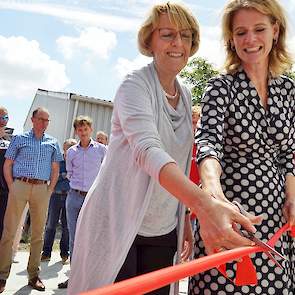 Directeur Rieke de Vlieger van Aeres Hogeschool opende samen met directeur Femke-Fleur Lamkamp van de Dierenbescherming de stal officieel door middel van het doorknippen van een lintje.