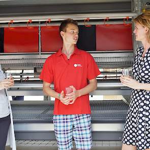 Student Jordi legt uit waarvoor alles in de stal dient aan directeur Rieke de Vlieger van Aeres Hogeschool en directeur Femke-Fleur Lamkamp van de Dierbescherming.