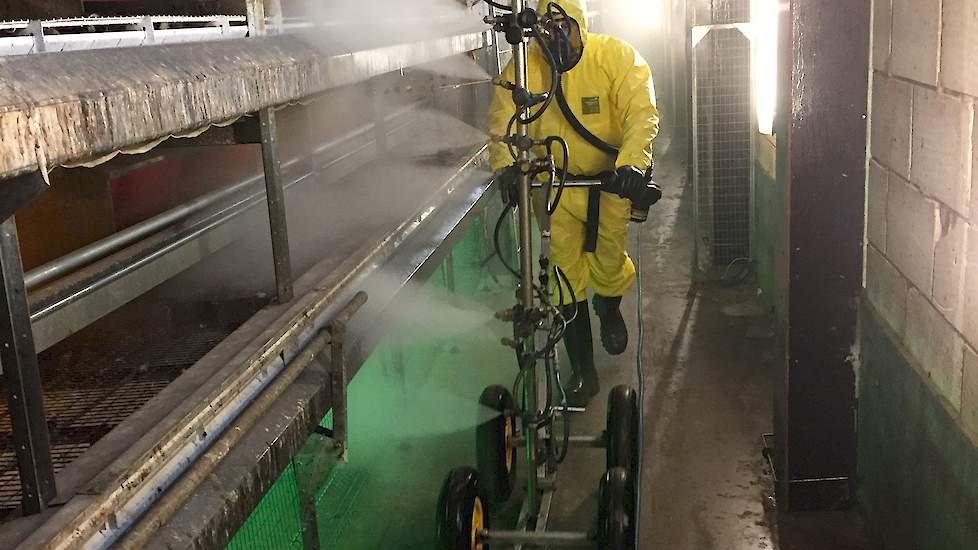 Foto van Chickfriend bloedluisbestrijding (gemaakte bij een andere leghennenhouder): Chickfriend bestrijdt bloedluizen door een bestrijdingsmiddel in de stal te vernevelen. Het water met het bestrijdingsmiddel loopt door slangen naar het vernevelingsappar