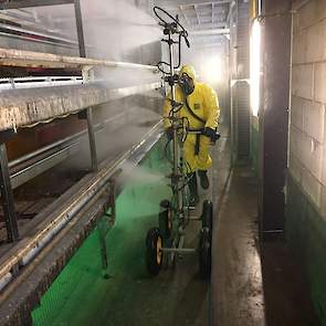 Foto van Chickfriend bloedluisbestrijding (gemaakte bij een andere leghennenhouder): Chickfriend bestrijdt bloedluizen door een bestrijdingsmiddel in de stal te vernevelen. Het water met het bestrijdingsmiddel loopt door slangen naar het vernevelingsappar