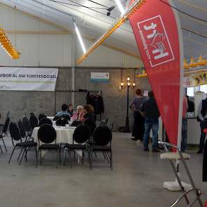 Buts hield al een ronde scharrelvleeskuikens in de nieuwe stal. Na de open dag volgde een feestavond. Afgelopen zaterdag ontsmette Buts de stal en maandag 19 juni leverde broederij Munsterhuis de nieuwe kuikens.