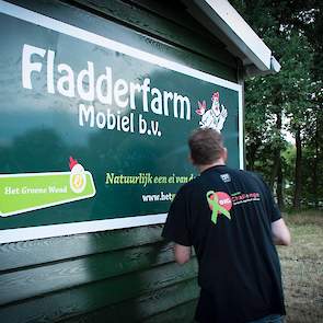 Van Agt heeft een legpluimveebedrijf, de Fladderfarm, en samen met een compagnon legpluimveebedrijf De Kakelhoeve in Oirschot. Voor dit project heeft hij Fladderfarm Mobiel b.v. opgericht. Hij bouwde samen met plaatsgenoot Cyriel Franken de caravan.