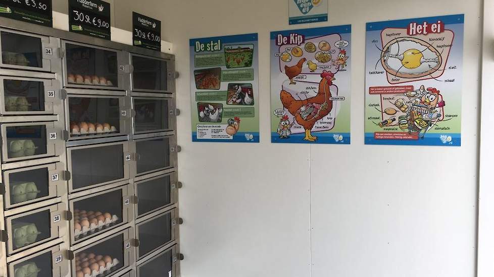 Op de zijwand de posters kip, stal en ei van Stichting Blij met een Ei voor uitleg aan de burgers. Peter is een van de bestuursleden van Blij met een Ei.