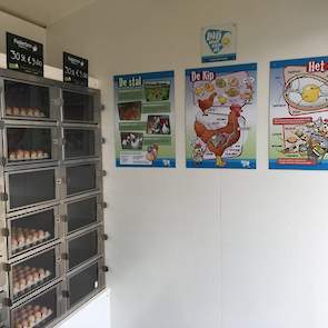 Op de zijwand de posters kip, stal en ei van Stichting Blij met een Ei voor uitleg aan de burgers. Peter is een van de bestuursleden van Blij met een Ei.