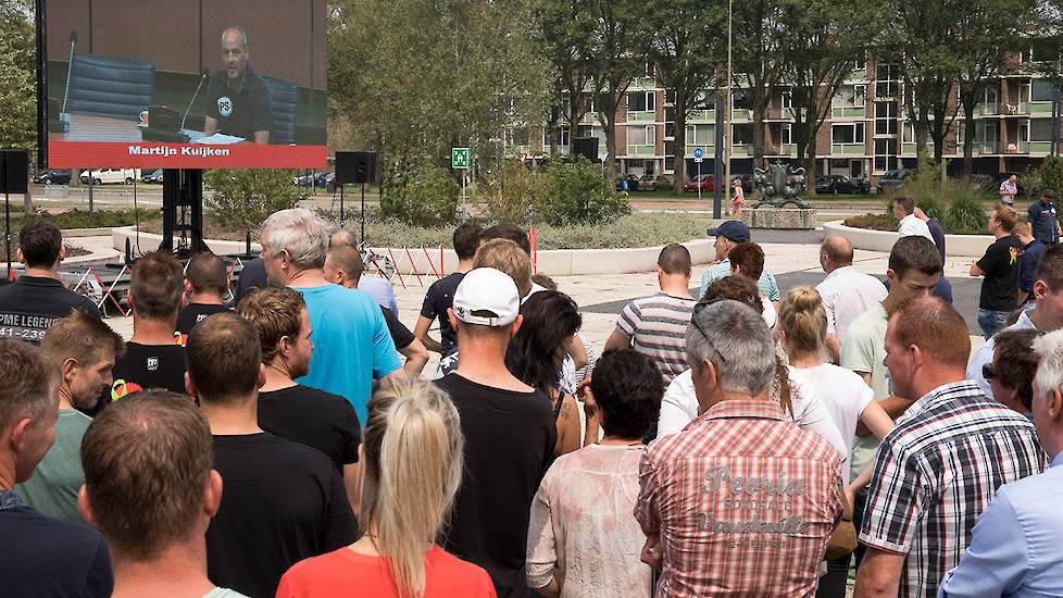 Het was ’s morgens een lange stoet van vooral boeren en andere belangstellenden die vanaf het met auto’s volgepakte Transferium richting het provinciehuis wandelden. De belangstelling was met alleen al 750 boeren zo groot, dat niet iedereen binnen kon. Zo