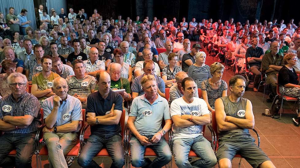 De belangstelling onder boeren was massaal. Omdat de publieke tribune in de Statenzaal slechts enkele tientallen bezoekers kan herbergen, werd bij het debat de Bois le Duczaal opengesteld. Wie een polsbandje had, kon er terecht. In de met 380 bezoekers af