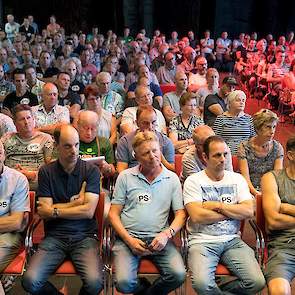 De belangstelling onder boeren was massaal. Omdat de publieke tribune in de Statenzaal slechts enkele tientallen bezoekers kan herbergen, werd bij het debat de Bois le Duczaal opengesteld. Wie een polsbandje had, kon er terecht. In de met 380 bezoekers af