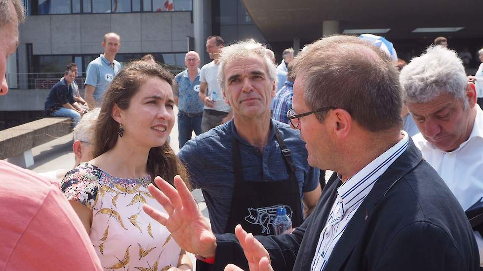 Gedeputeerde Anne-Marie Spierings, die samen met college gedeputeerde Johan van den Hout, de plannen voor de versnelling naar een duurzame veehouderij verdedigde, schuwde het vrije debat niet. Tijdens de middagpauze begaf ze zich naar het voorplein, waar