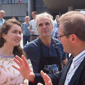 Gedeputeerde Anne-Marie Spierings, die samen met college gedeputeerde Johan van den Hout, de plannen voor de versnelling naar een duurzame veehouderij verdedigde, schuwde het vrije debat niet. Tijdens de middagpauze begaf ze zich naar het voorplein, waar