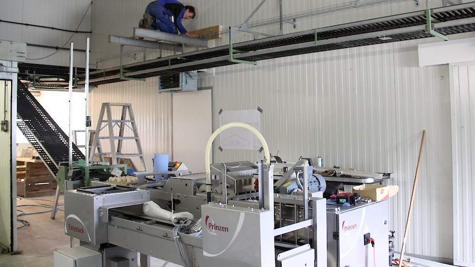 Smid kocht een nieuwe PSPC 30 eierpakker van Prinzen. „Onze oude inpakker was niet geschikt om eieren op plastic trays te verpakken. Daarom hebben we een nieuwe aangeschaft.” Hij verwacht iedere dag in anderhalf tot twee uur de eieren van alle 18.000 biol