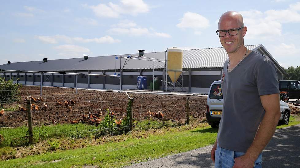 Aart van den Ham voor hun nieuwe biologische leghennenstal voor 9.000 biologische hennen. Na de uitbreiding kan de familie 24.000 biologische hennen houden in twee stallen. In een andere stal die strikt gescheiden van beide biologische stallen staat hebbe