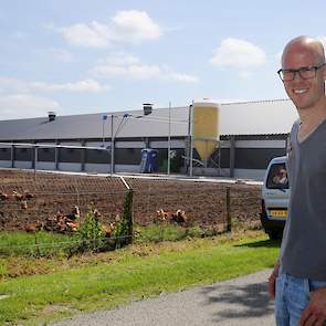 Aart van den Ham voor hun nieuwe biologische leghennenstal voor 9.000 biologische hennen. Na de uitbreiding kan de familie 24.000 biologische hennen houden in twee stallen. In een andere stal die strikt gescheiden van beide biologische stallen staat hebbe