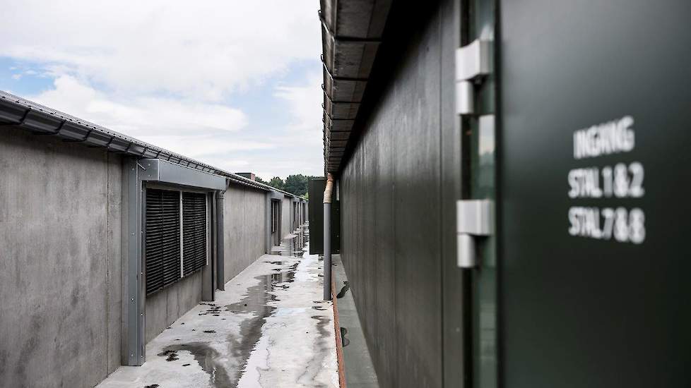 De stallen staan slechts 2 meter van elkaar af. De luchtinlaat bevat daarom brandwerende rolschermen.