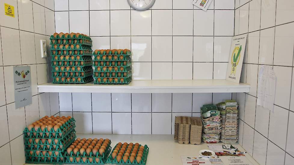 De familie verkoopt eieren en mestkorrels aan huis. 30 scharreleieren kost 4 euro. (0,13 euro per ei).