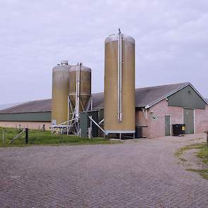 Een vooraanzicht van beide stallen. De mest van beide stallen wordt in een Rijvers droogtunnel uit 2000 na gedroogd tot circa 80 tot 85 procent droge stof en al bijna 14 jaar afgezet naar Ferm-o-Feed. Over de droogtunnel is Vonk te spreken. „Het onderhoud