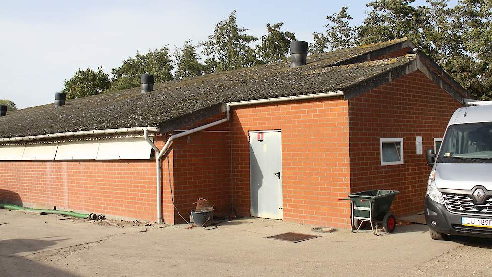 De oude stal is gebouwd in 1991. „Ik ga deze stal verbouwen zodra de nieuwe stallen in gebruik genomen zijn.” Hij gaat een nieuw dak met daglichtplaten op de oude stal leggen. Wanneer er ruimte is, wil hij in die stal ook één ster Beter Leven vleeskuikens