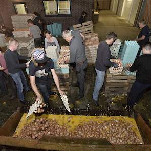 Rond de vijftig mensen hielpen de familie Kieft uit Voorthuizen (GD) met het weggooien van de eieren.