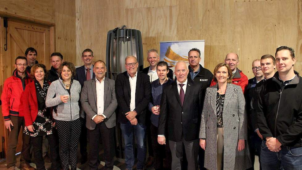 Groepsfoto: vanuit alle betrokken partijen waren vertegenwoordigers aanwezig bij de officiële start van de eerste metingen binnen het FoodValley project (foto: Kees van Dooren, Boerderij)