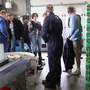 Overalls, laarzen en haarnetjes worden ter beschikking gesteld via organisator Jan den Brok.