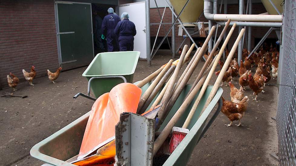 Bezems, schrapers en batsen op de kruiwagen zijn klaar voor gebruik.