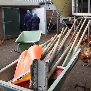 Bezems, schrapers en batsen op de kruiwagen zijn klaar voor gebruik.