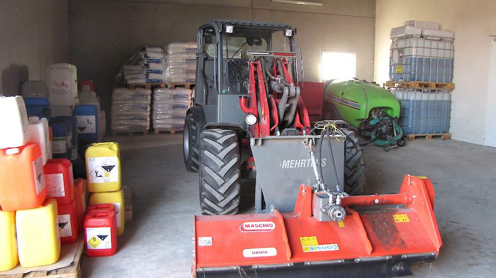 De pluimveehouder heeft een eigen shovel. Het laden en uitrijden van de kuikens doet een Poolse laadploeg met een shovel van Westerbeek. Zijn medewerkers schuiven de mest in iedere stal op een bult. Een lokale loonwerker haalt de mest op. De loonwerker he