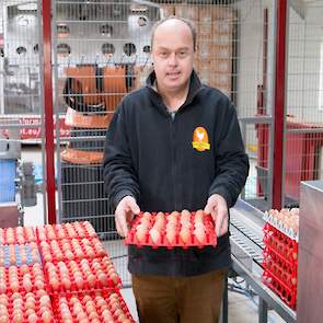 Bij het verzorgen van de hennen krijgt Lagerweij drie dagen per week hulp van een medewerker met een beperking (zie foto). „Hij raapt de grondeieren, veegt het eierlokaal en doet allerlei klusjes. Dat scheelt mij veel werk”, zegt Lagerweij.