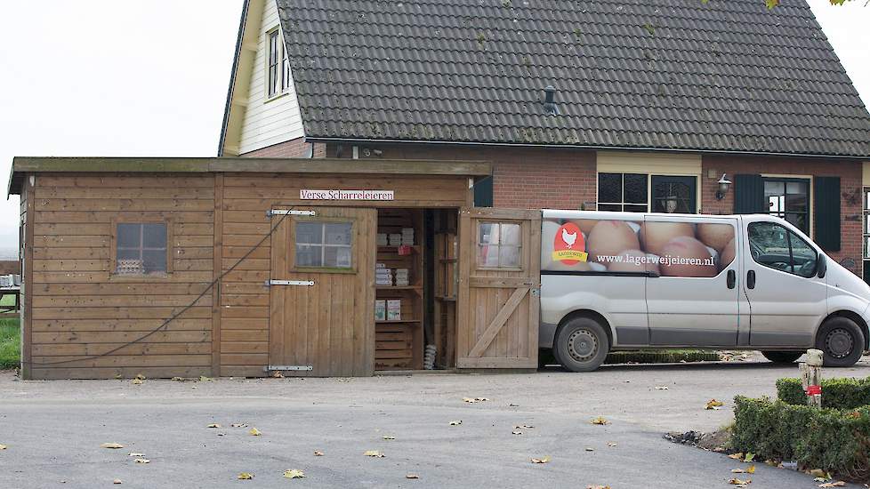 Van 18.00 tot 22.00 uur kunnen klanten hun eieren kopen in de open ruimte aan de zijkant van de winkel. Ze moeten dan het geld in een bakje doen.