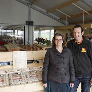 Gertjan en zijn vrouw Anita Lagerweij in hun boerderijwinkel. De leghennenhouders namen in oktober hun twee nieuwe volièrestallen in gebruik. Na de nieuwbouw houden ze 61.000 scharrelhennen volgens het één ster Beter Leven scharrelconcept van de Dierenbes