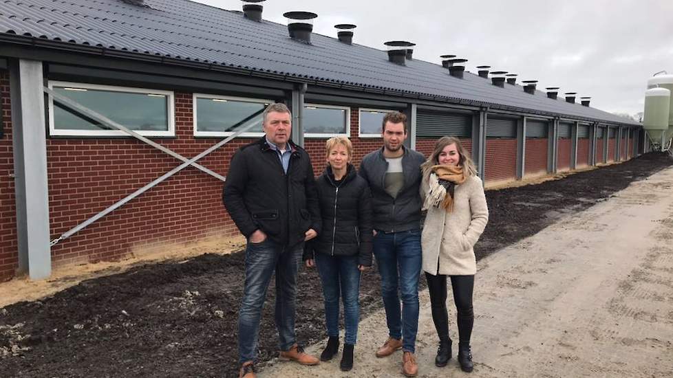 De familie van Laar voor hun nieuwe stal aan de Heideweg in Hoogenweg bij Hardenberg. De familie bestaat uit vader Erik (53), moeder Alie (53), zoon Marco (24) en zijn vriendin Ivana (24). Na de nieuwbouw houdt de familie 230.000 reguliere vleeskuikens in