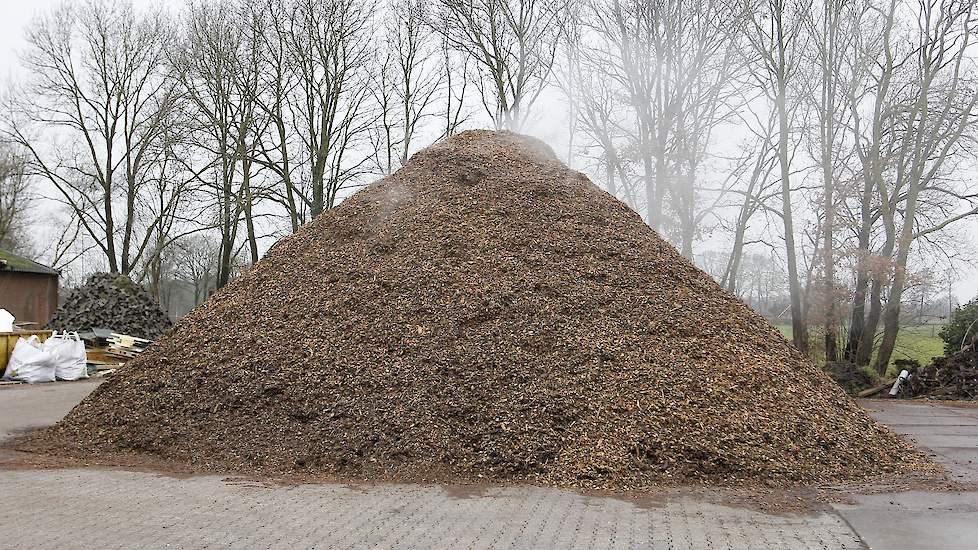 Als de loods vol zit, slaat de familie ook op het erf houtsnippers op. „We zijn super tevreden met onze houtkachels”, zegt Marco. „Het is goedkoper stoken dan gas en kost ons niet veel extra werk.” Marco gooit de kachel één keer per week vol met hout en h