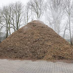 Als de loods vol zit, slaat de familie ook op het erf houtsnippers op. „We zijn super tevreden met onze houtkachels”, zegt Marco. „Het is goedkoper stoken dan gas en kost ons niet veel extra werk.” Marco gooit de kachel één keer per week vol met hout en h