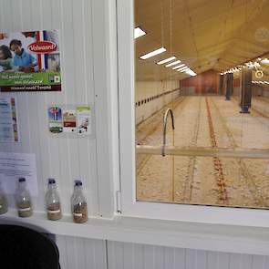 In 2013 bouwde de familie ook een nieuwe stal met zichtstal. „Veel burgers zijn enthousiast na het zien van de kuikens”, zegt Ardi.