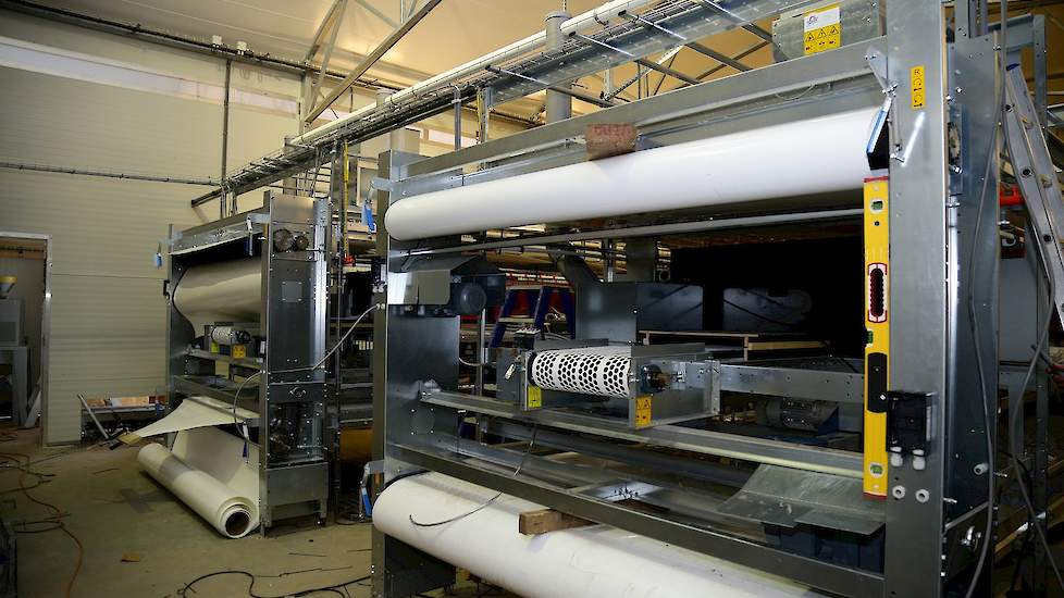 De leghennenhouder gaat de mestbanden twee keer per week afdraaien. De mest wordt belucht in het systeem. Hij keek ook nog naar het beluchten van de mest in de mestloods, maar daar zag hij vanaf omdat de voordelen volgens hem niet opwegen tegen de kosten.