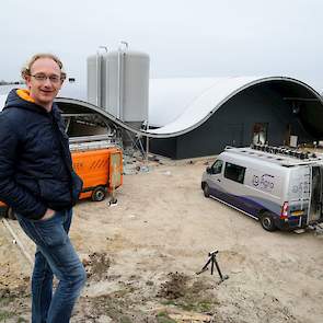 Hans Brinke (41) voor zijn nieuwe boogstal.