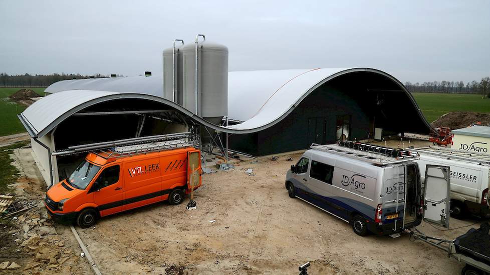 De boogstal is 116 meter lang en 15 meter breed inclusief twee overdekte uitlopen van ieder 2,5 meter breed. De binnenruimte voor de hennen is 10 meter breed en 105 meter lang. Voorin de stal zit een ruimte van 8 meter voor de opslag van eieren. In deze r