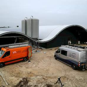 De boogstal is 116 meter lang en 15 meter breed inclusief twee overdekte uitlopen van ieder 2,5 meter breed. De binnenruimte voor de hennen is 10 meter breed en 105 meter lang. Voorin de stal zit een ruimte van 8 meter voor de opslag van eieren. In deze r