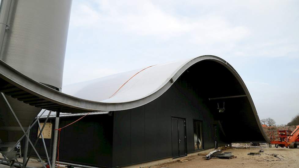 De goothoogte van de boogstal is 2,3 meter. De muur van de nachtstal is 4,6 meter en de nok is 6,2 meter. „Met een boogstal heb je meer inhoud in de stal. Mijn oude stal voor 5.000 vrije uitloop hennen was een lage stal met een beun in het midden. Af en t