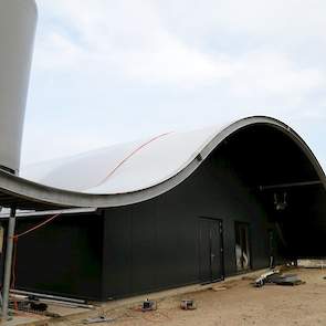 De goothoogte van de boogstal is 2,3 meter. De muur van de nachtstal is 4,6 meter en de nok is 6,2 meter. „Met een boogstal heb je meer inhoud in de stal. Mijn oude stal voor 5.000 vrije uitloop hennen was een lage stal met een beun in het midden. Af en t