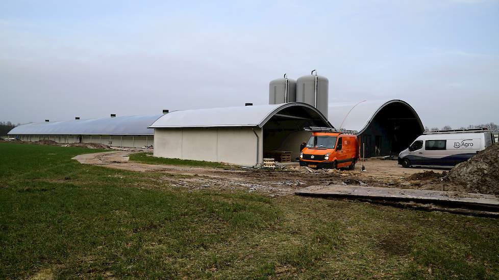 Naast de stal staat de mestloods. Brinke plaatste twee silo’s van ieder achttien ton. „Met de buren heb ik afgesproken dat de silo’s maximaal een meter hoger dan het dak mogen zijn. Ik heb goed contact met mijn buren. Dat wil ik graag zo houden. Daarom he