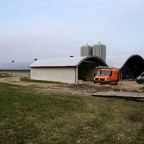 Naast de stal staat de mestloods. Brinke plaatste twee silo’s van ieder achttien ton. „Met de buren heb ik afgesproken dat de silo’s maximaal een meter hoger dan het dak mogen zijn. Ik heb goed contact met mijn buren. Dat wil ik graag zo houden. Daarom he