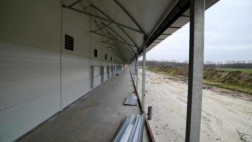 Zowel links als rechts naast de stal zit een wintergarten van ieder 2,5 meter breed. Brinke richtte zijn milieuvergunning zo in dat deze eenvoudig om kan worden gezet naar vrije uitloop. „Ik heb mijn biologische eieren nu voor twee jaar voor een vaste pri